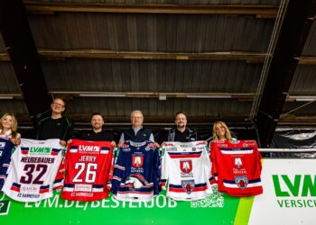 LVM Vertrauensleute präsentieren die Trikots der EC Hannover Indians: v.L. - Daniela Weyler, Bernd Klausing, Michael Sapich, Harald Meine, Karsten Wiese, Isabella Winkler